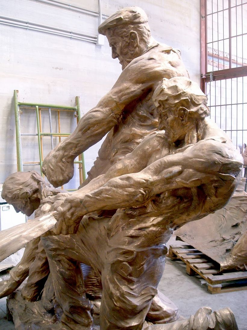 Monumento al Marinero. Bronce limpio y sin patinar. Montando el bronce en la fundición.