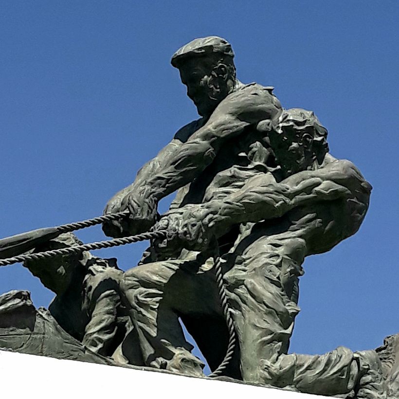 Escultura acabada y patinada en tonos verdosos