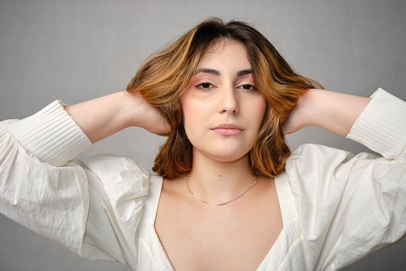 Modelo profissional com luz de estúdio: as fotos mostraram seu lado delicado e não exploraram o lado sensual.