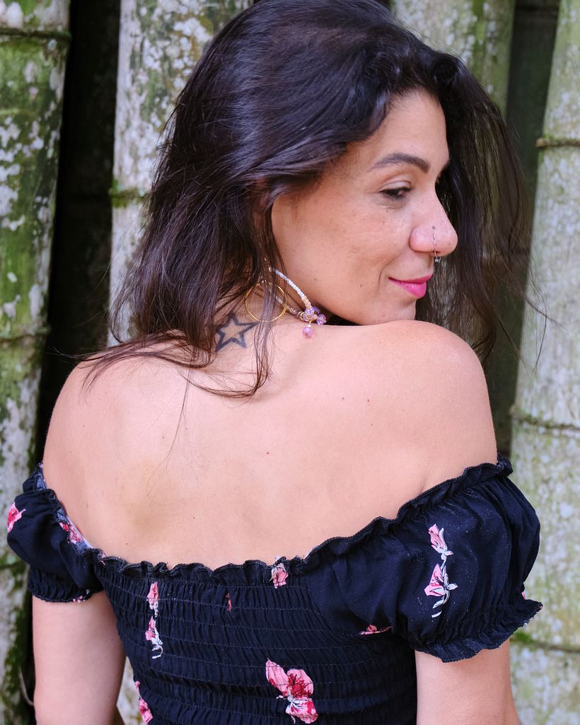 Tímida. Luz natural difusa de dia nublado. Fim de dia. 