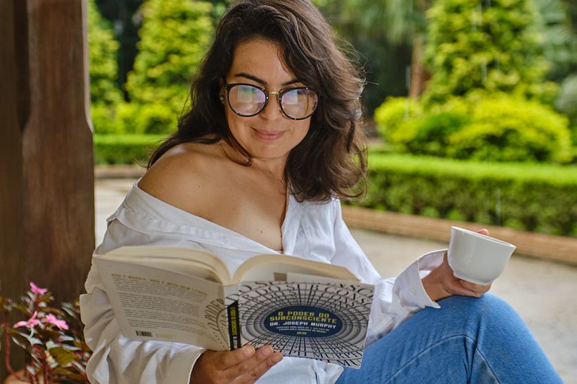 Quando a modelo queria dar uma atmosfera intelectual. Luz natural e flash.