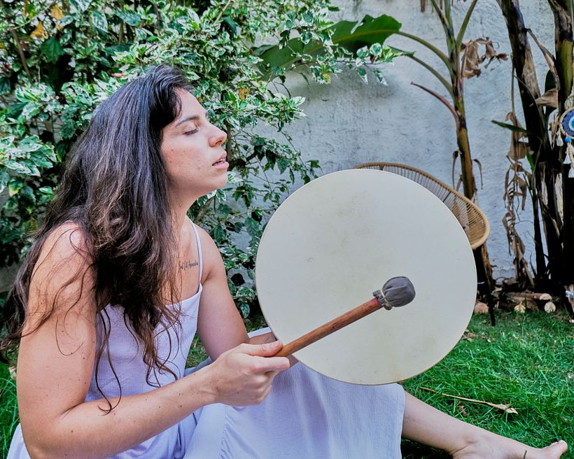 Tambor de canções ancestrais. 