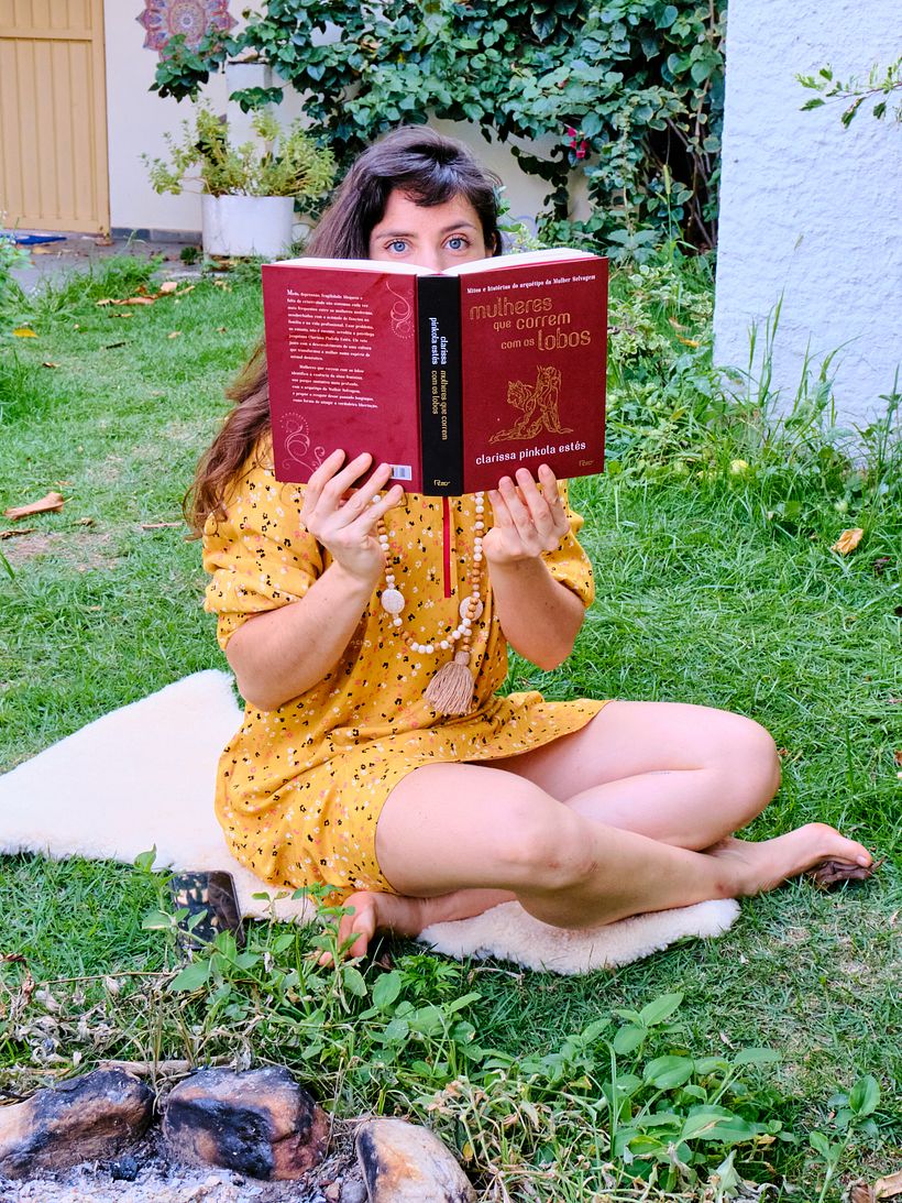 Ensaio místico ao lado da fogueira das bruxas. Luz natural e flash.