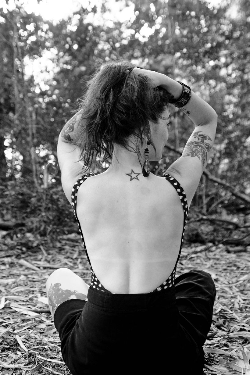 Ensaio num parque após a chuva. Luz natural difusa. 