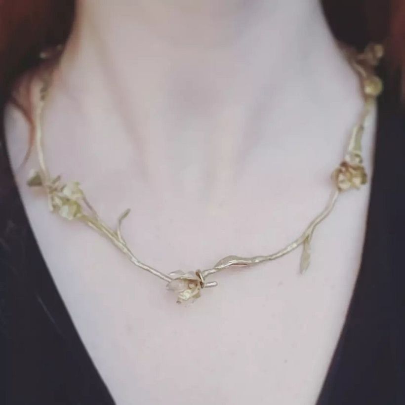 Life, Choker. Detail