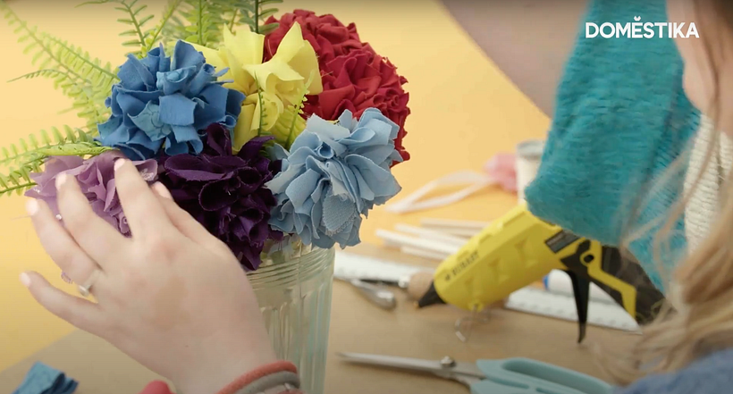Arrange your rag rug flowers in a vase.
