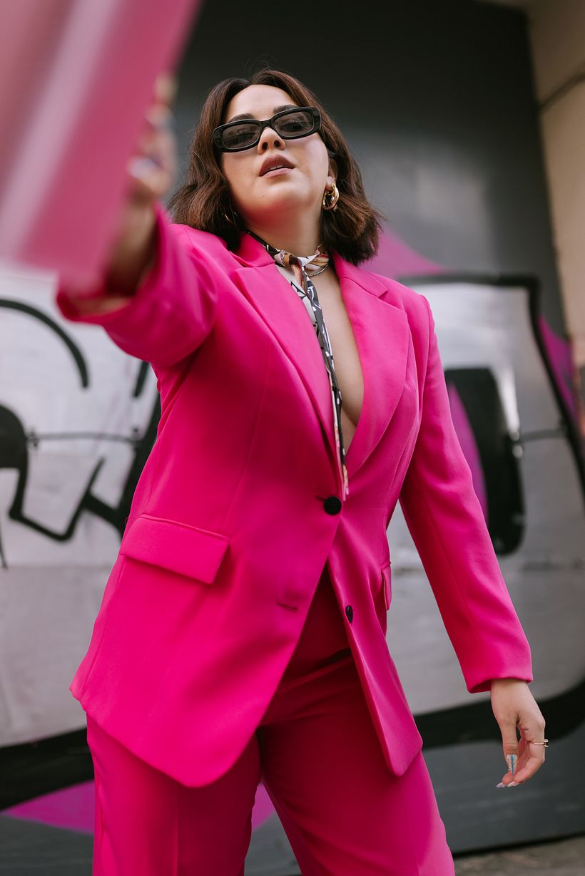 Another action shot in a different angle that showcases a new set of details we can find in her outfit.