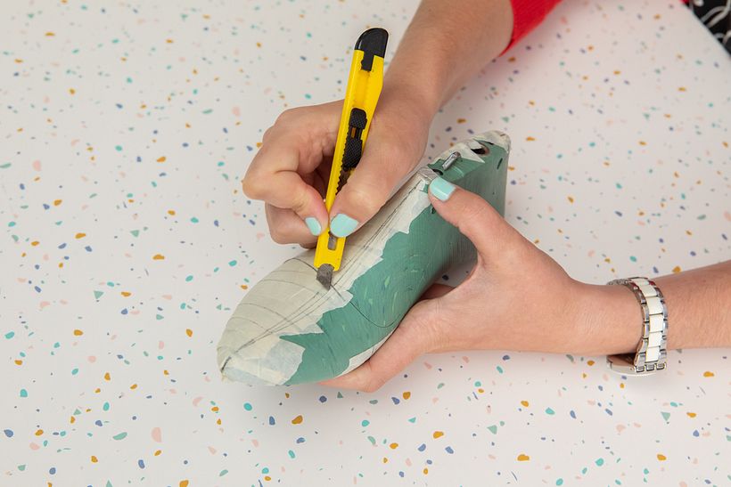 Cortando con el cutter para luego despegar la cinta.