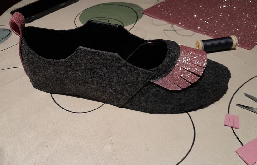 cosiendo el zapato y los detalles