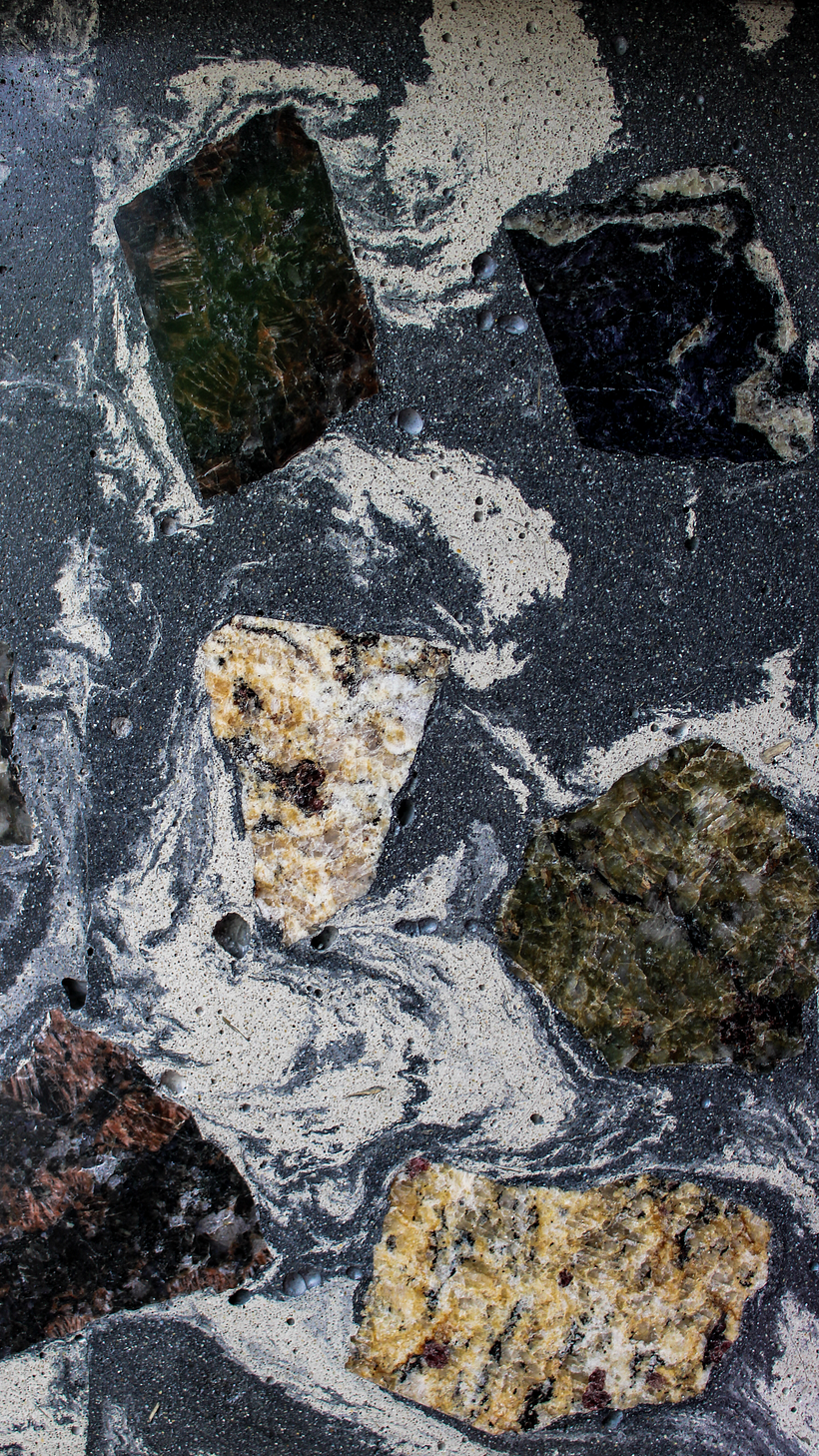 Minerales naturales. Desechos reciclados (pedazos de cubiertas). 