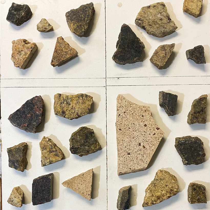 Colocando y pegando las piezas en las paredes del molde.