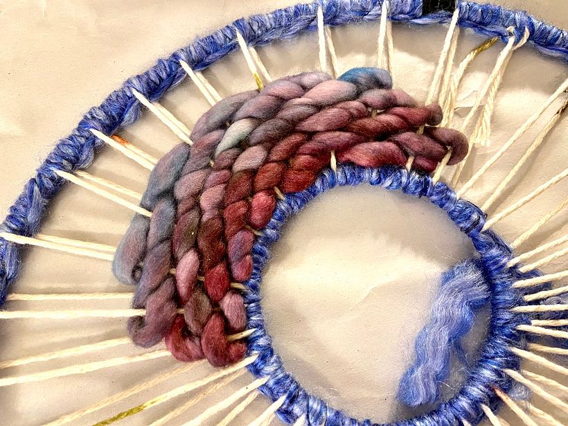 I didn't want my (rather thick) warp strings to show, so I put an extra layer of the blue-purple yarn over them.