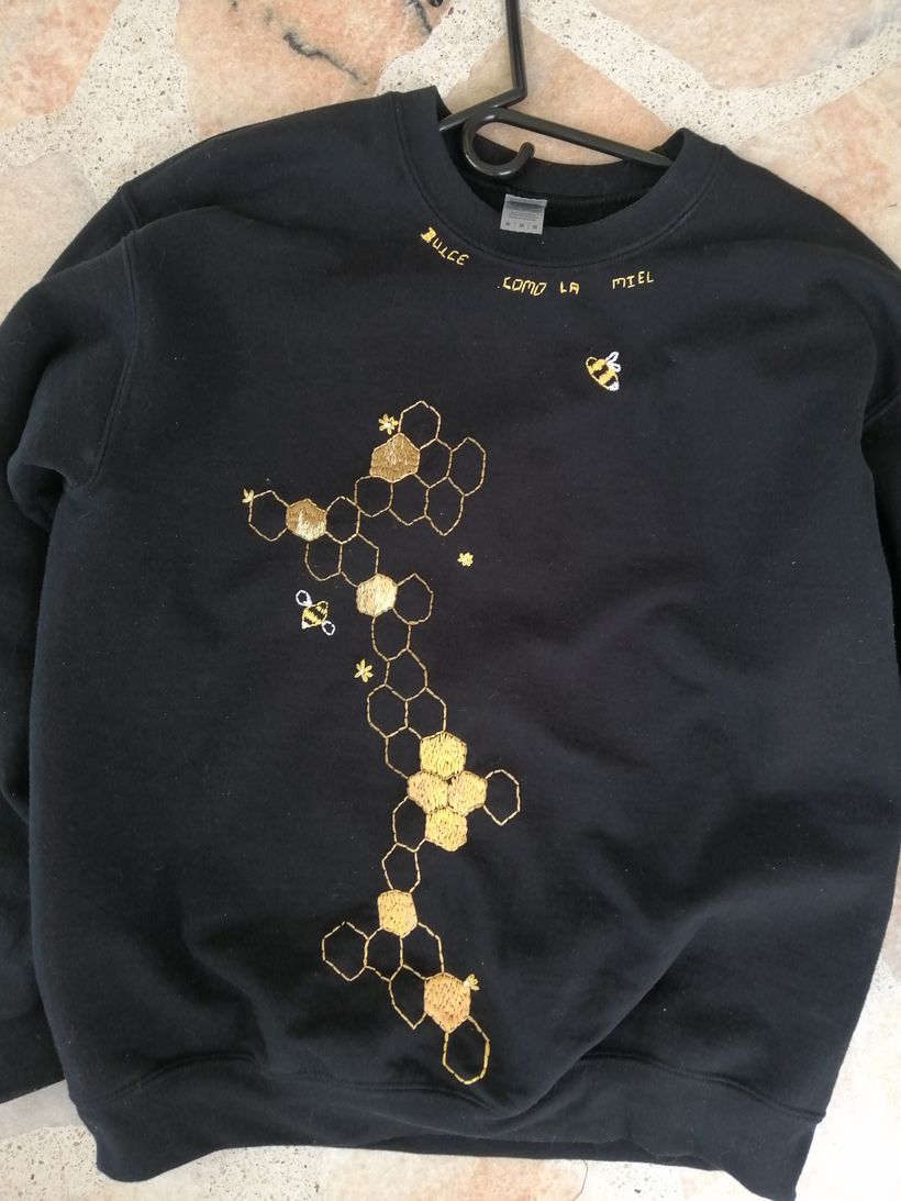 Mi proyecto del curso: Bordado a mano sobre ropa: Dulce como la miel. 2