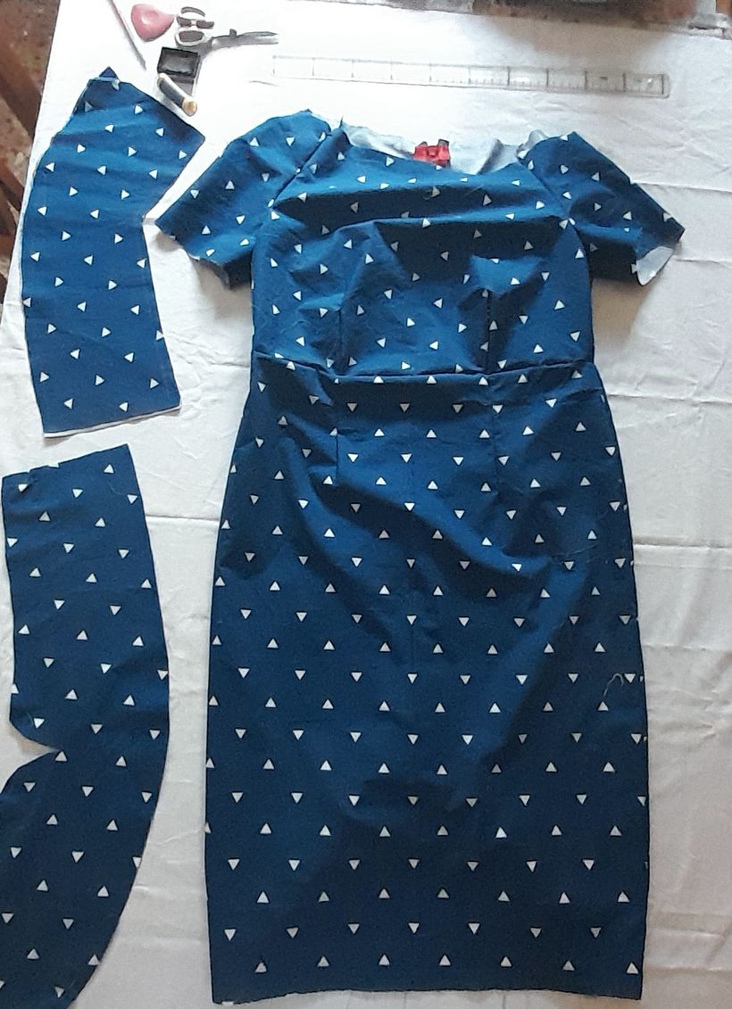 Como ya tengo vestidos con la forma del curso he transformado el patrón 