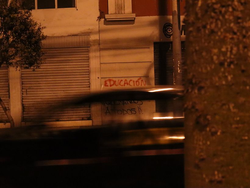 siempre detrás