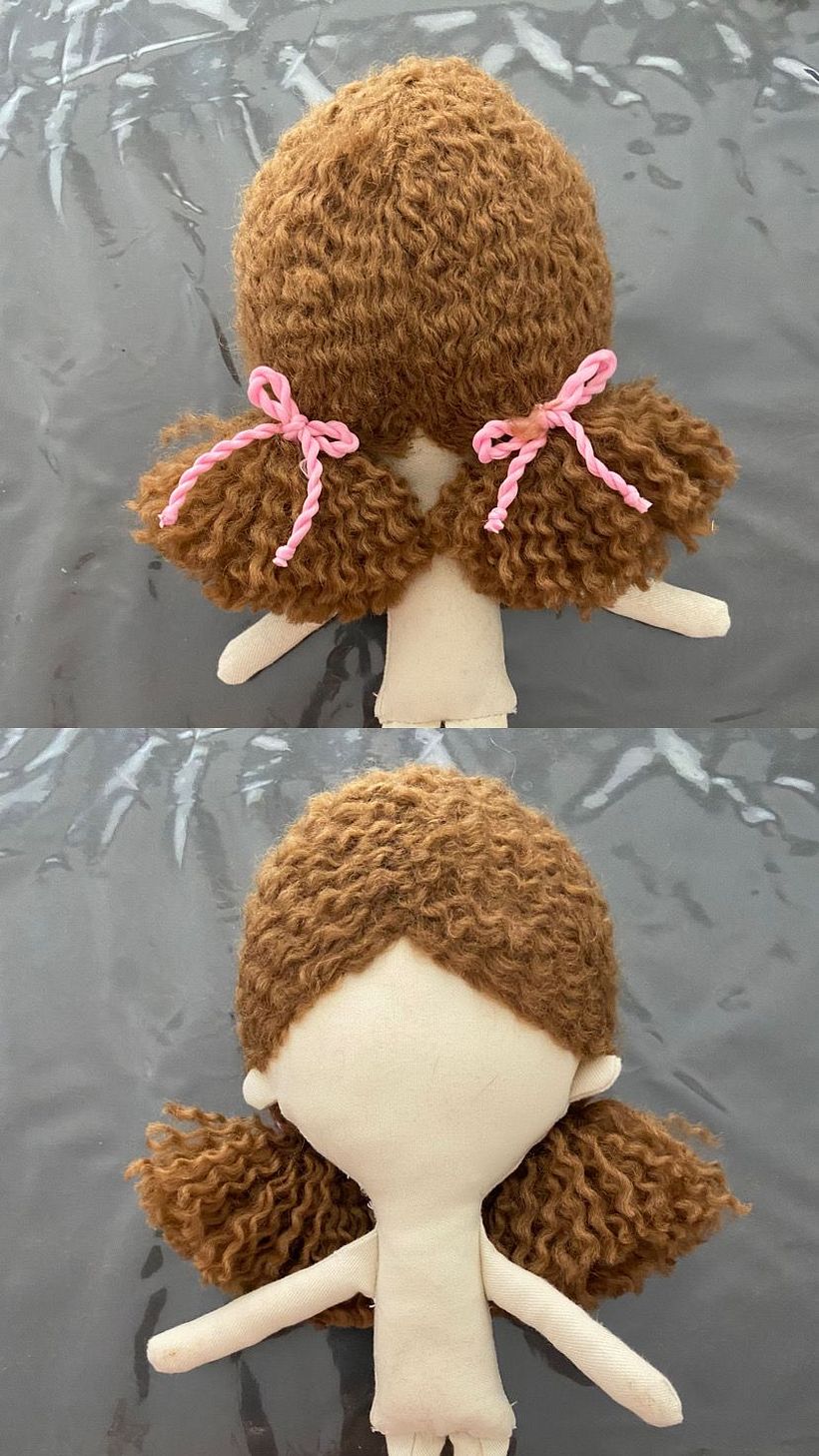 Decidi ponerle coletas con moño rosadas.. Que dificil es que el pelo quede parejo jaja