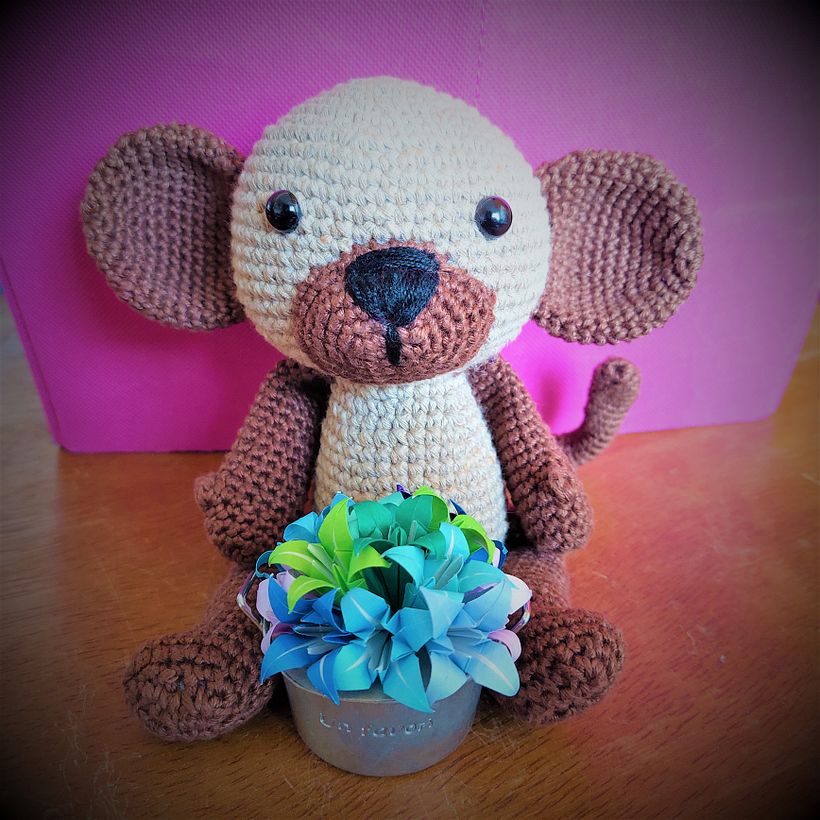Meu primeiro bichinho de amigurumi: um macaquinho amante de origami! :) 3