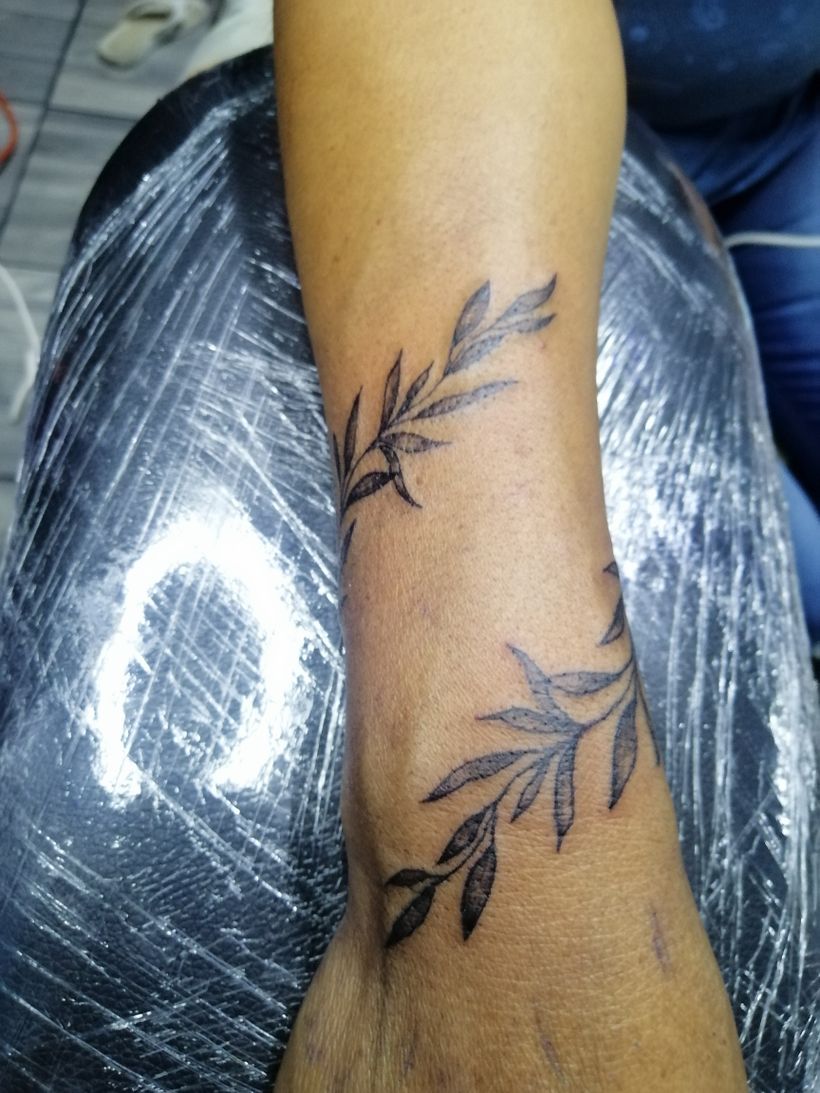 Mi proyecto del curso: Tatuaje botánico con puntillismo 14