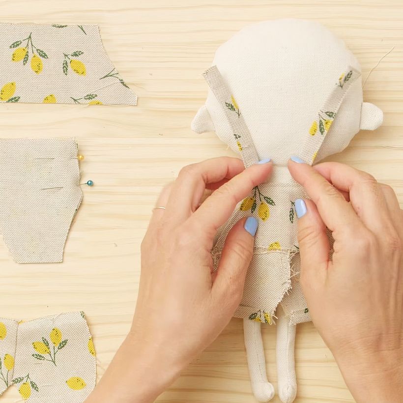 Tutorial: Cómo hacer ropa para muñecos de tela de manera fácil 11