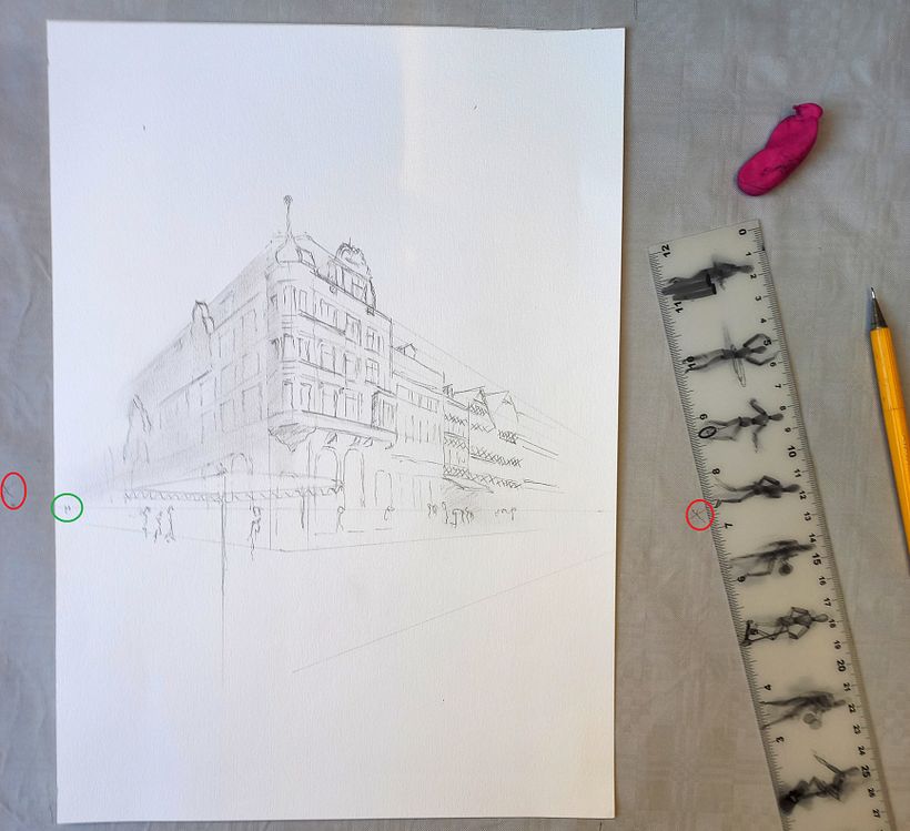 Bleistiftzeichnung - Fluchtpunkte auf Papierunterlage (rot) und Horizont (grün)