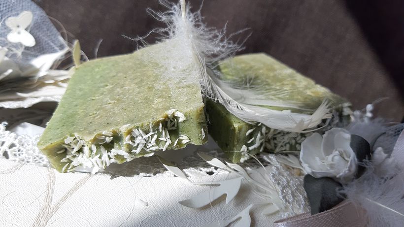 Soap with spirulina and green clay. Fats: 10% coconut oil, 15% grape seed oil, 15% sweet almond oil, 30% olive oil. Essential