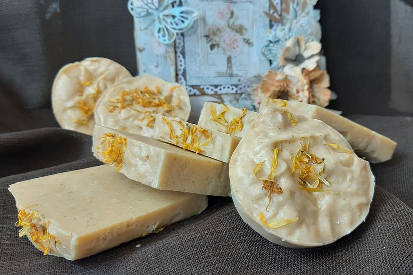 Oriental soap with turmeric, yellow clay, orange oil and ylang-ylang. Fats: coconut oil 30%, rapeseed oil 40%, shea butter 15
