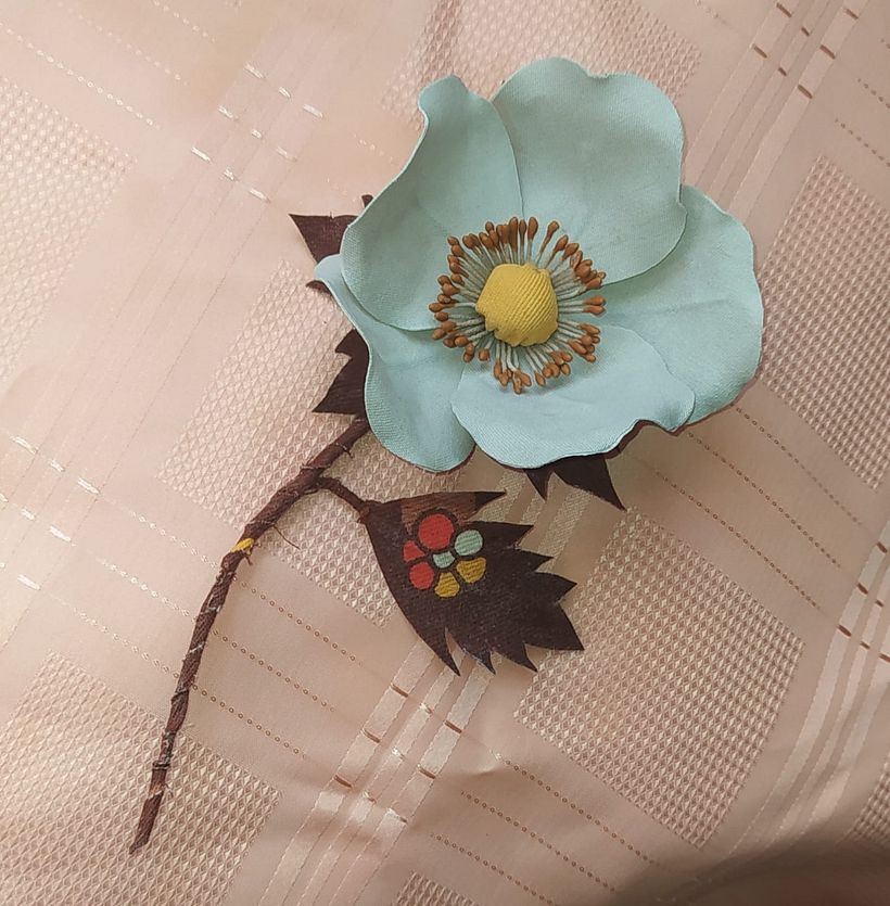 Para ésta utilicé gabardina lisa y estampada. Hice los estambres con hilo de algodón, de cola vinílica, fécula y acrílico.