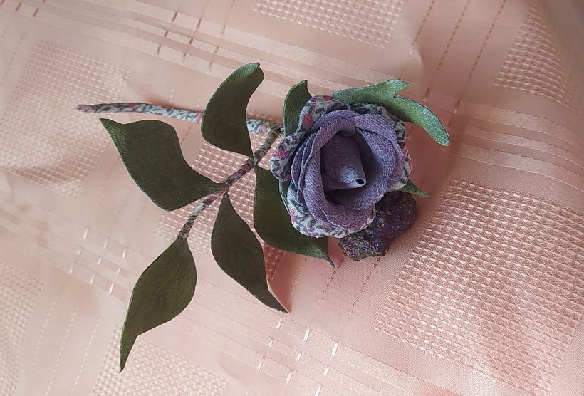 Mi primera flor, utilicé jeans teñido con acrílico diluido, ya que no tenia anilinas y lo combiné con una tela estampada fina