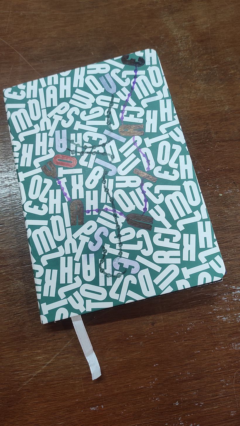 Elegí mi cuaderno. En la tapa, pinté y uní las letras de mi nombre y la palabra VIAJES. 