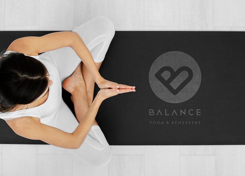 Creación de logotipo para centro de yoga online y presencial. Nuestra clienta contactó con nosotros porque pensaba abrir próximamente un centro de yoga presencial y online en su país (Italia). Buscaba un estilo minimalista. 2