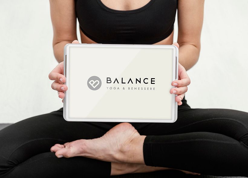 Creación de logotipo para centro de yoga online y presencial. Nuestra clienta contactó con nosotros porque pensaba abrir próximamente un centro de yoga presencial y online en su país (Italia). Buscaba un estilo minimalista. 3