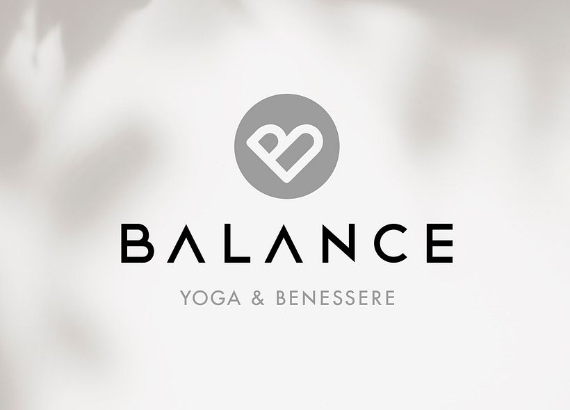 Creación de logotipo para centro de yoga online y presencial. Nuestra clienta contactó con nosotros porque pensaba abrir próximamente un centro de yoga presencial y online en su país (Italia). Buscaba un estilo minimalista. 4