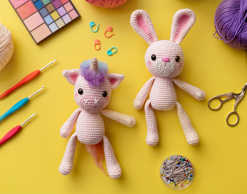 Amigurumi de simpático conejo y mágico unicornio