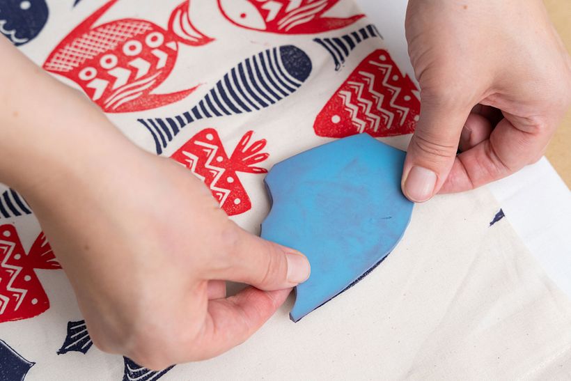 Printing of fish pattern onto the tote bag / Druck des Fischmusters auf die Stofftasche