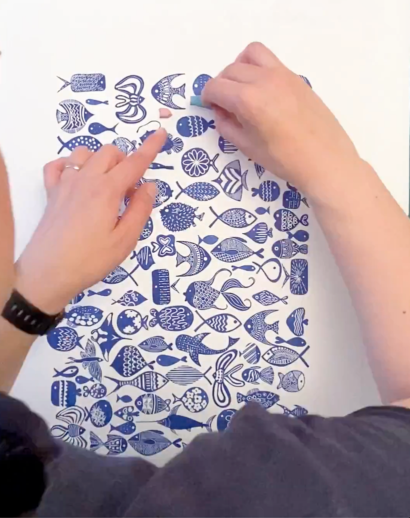 Printing 105 individual handcarved fish stamps / Stempeldruck von 105 unterschiedlichen & handgeschnitzten Fischstempeln