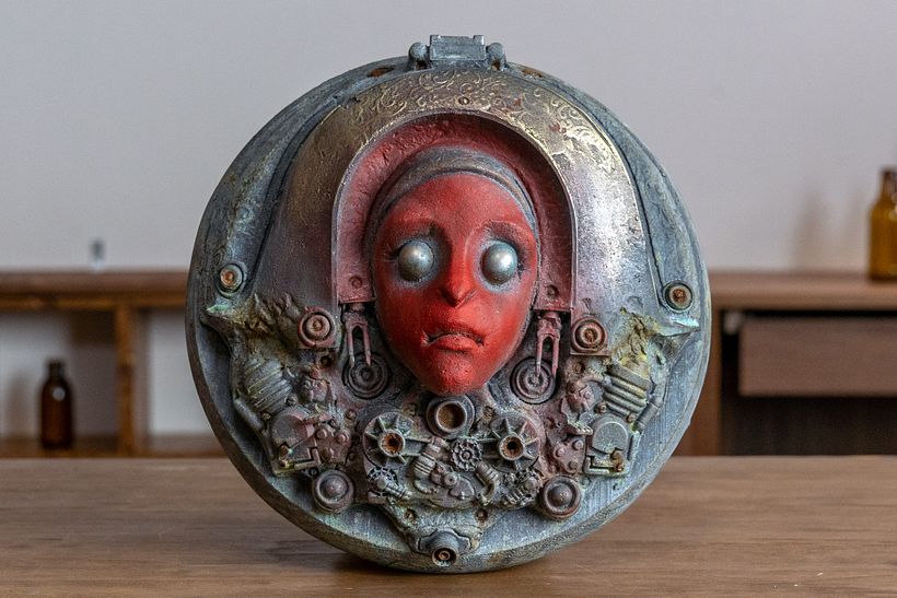 Una versión simple, pero con contraste de color. Tonos metálicos y rojo.