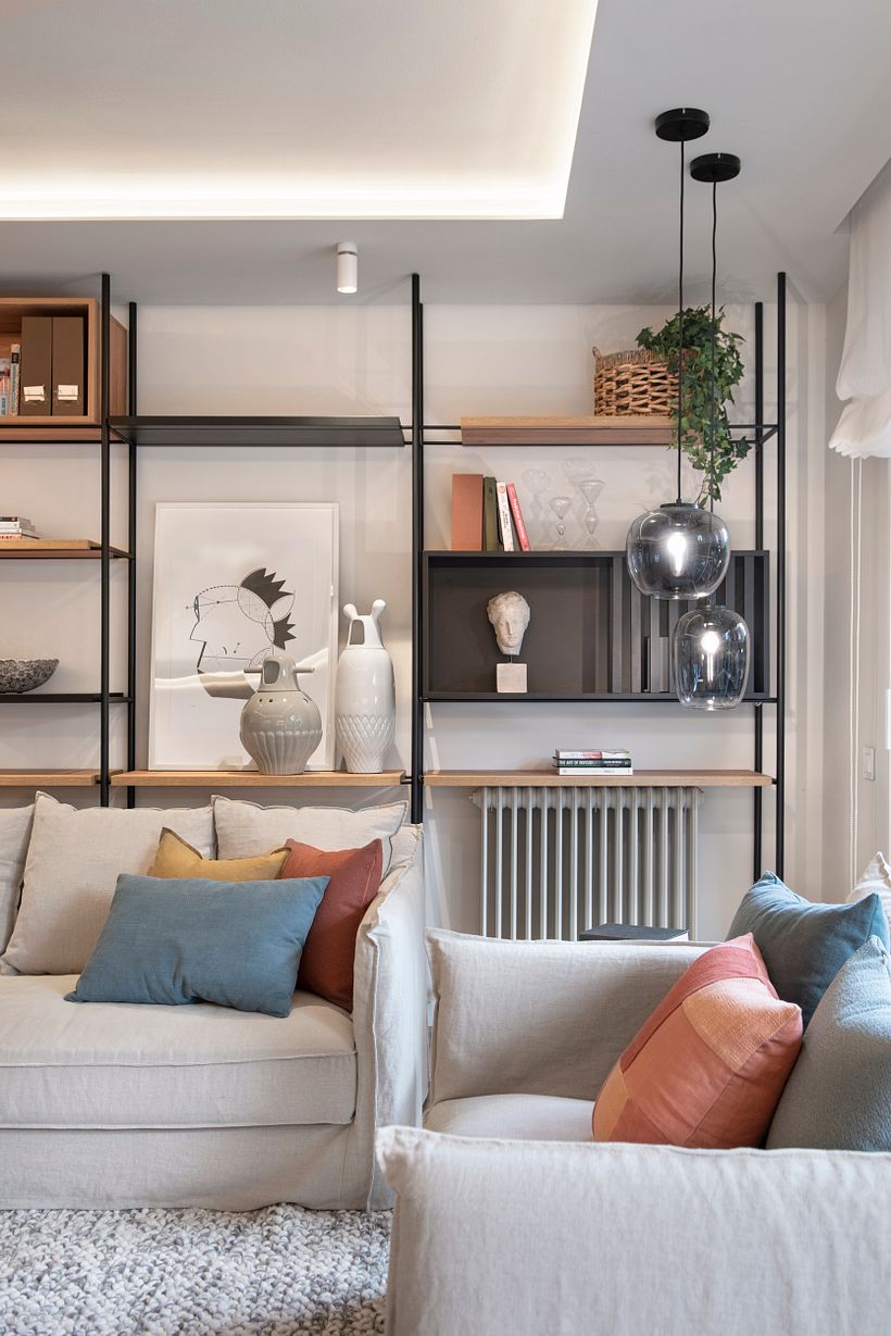 Salón y estantería decorativa