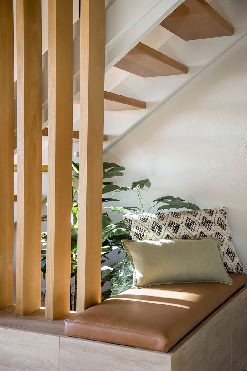 Descalzador bajo escalera