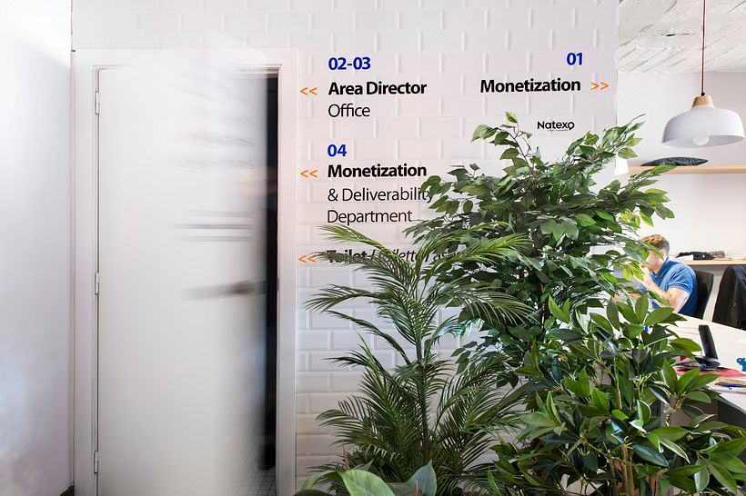  señalización y jardín interior