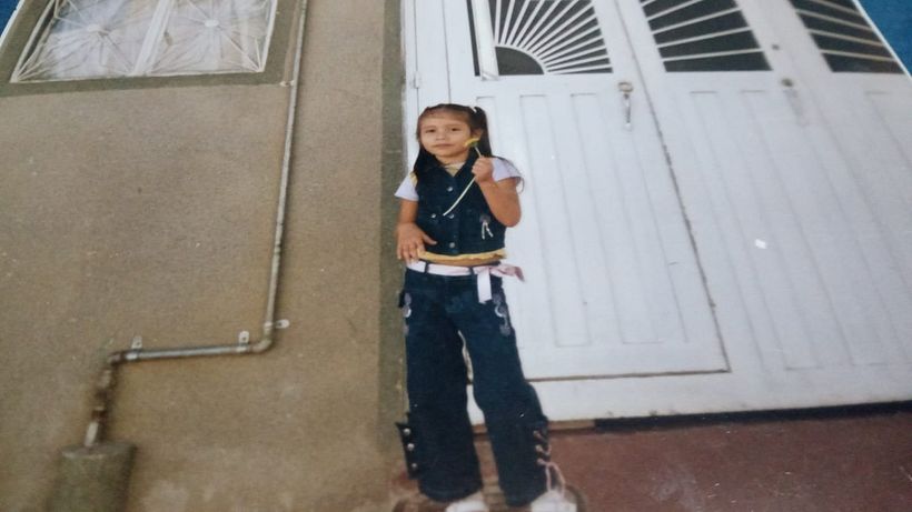 La pequeña Nikoll con una margarita