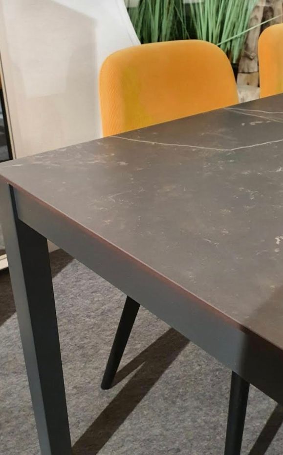 Capa 1. Comedor. Mesa material sintético “de trote”. Se aceptan ideas. Es de 280x110! Patas metal?
