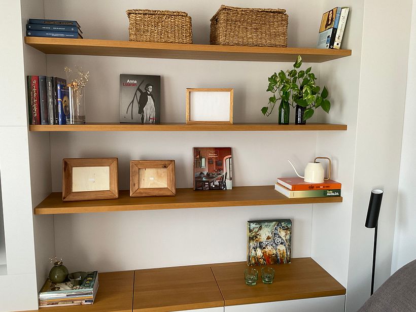Capa 3. Salón. Libros, fotos (pocas), plantitas, cuadros, jarrones, velas,…