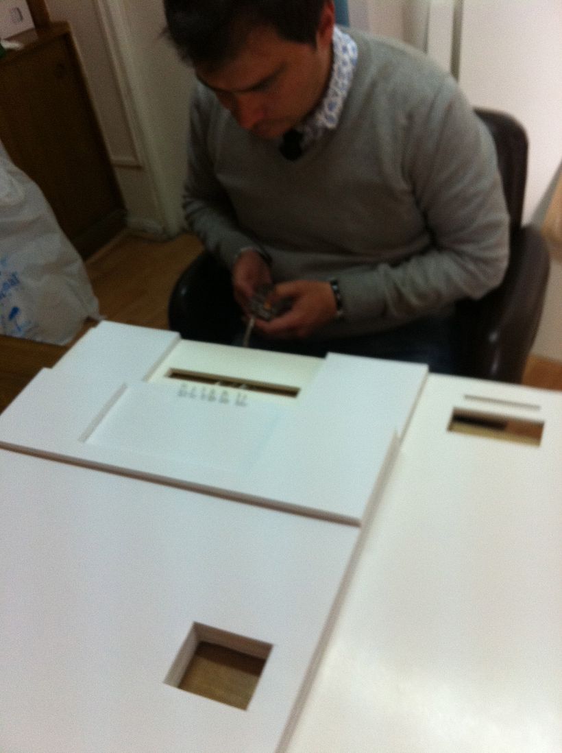 Instalación de luces led en la maqueta en los lugares en que la máquina tenía luces.