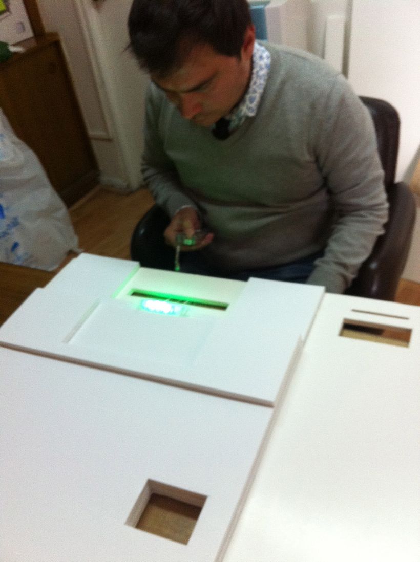 Prueba de luces led en las ranuras de la maqueta que emulaban los dispositivos que tenía la máquina.