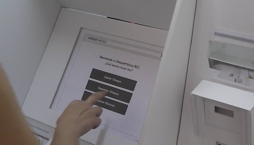 Segunda iteración de pruebas de usabilidad: persona intenta depositar cheque (a la derecha al centro se ve cheque simulado).