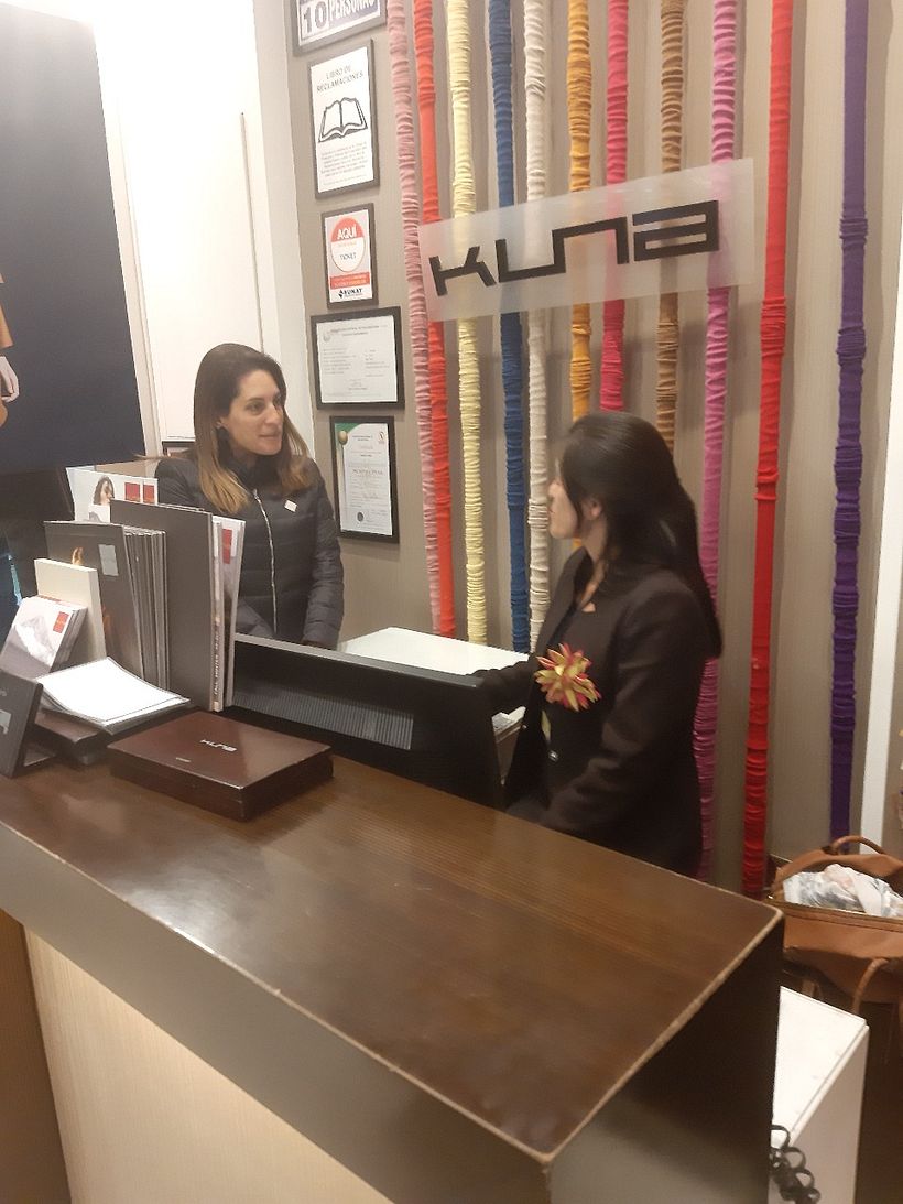 Investigadora del equipo UX en tienda del aeropuerto, donde entrevistamos a vendedores y a clientes.