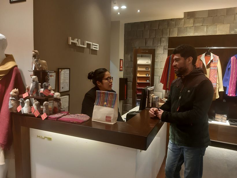 Investigador del equipo en tienda de Cusco, donde entrevistamos a vendedores y a clientes.