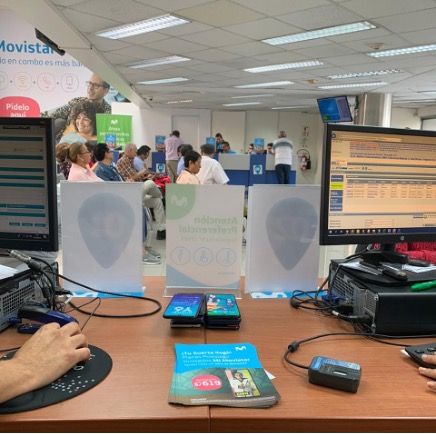 Observando y escuchando a clientes y a ejecutivos de atención en tiendas de Movistar.
