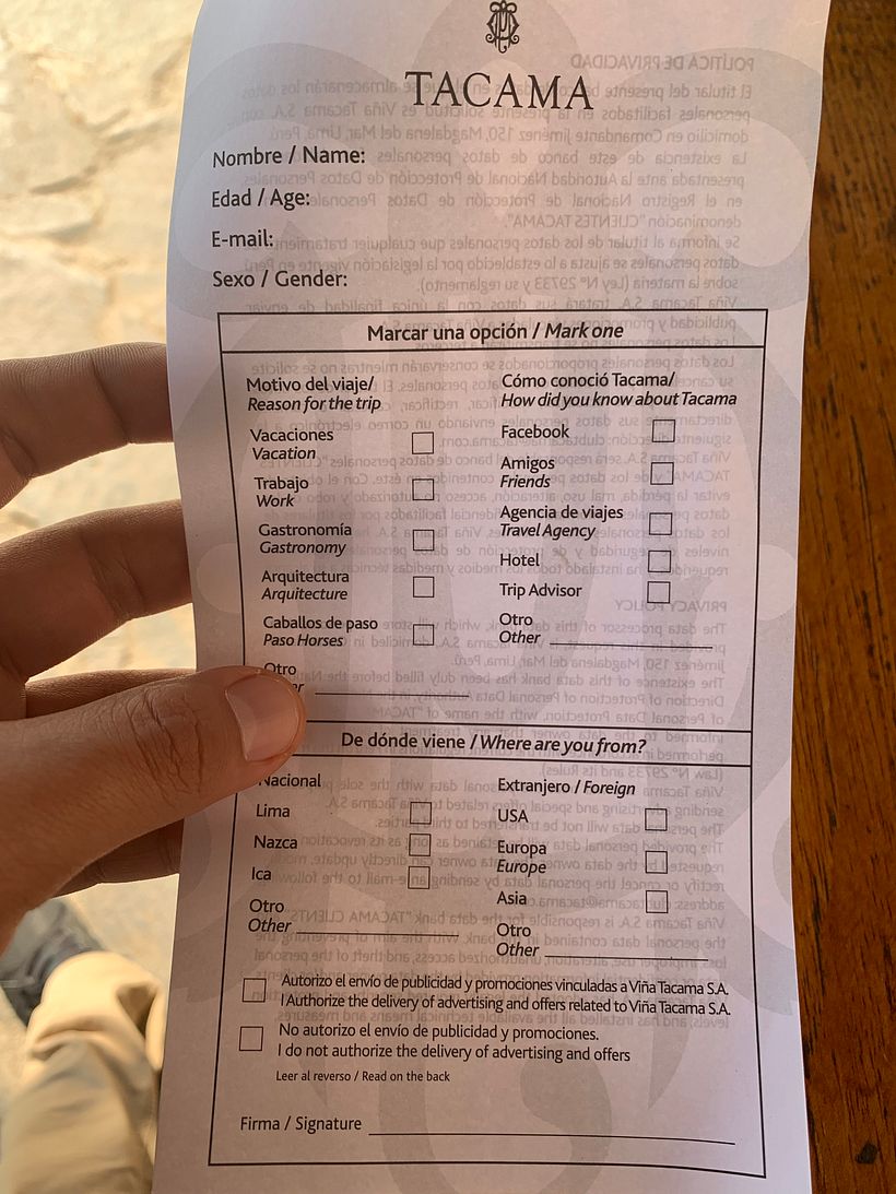 Encuesta entregada a los clientes en la viña para evaluar su experiencia.