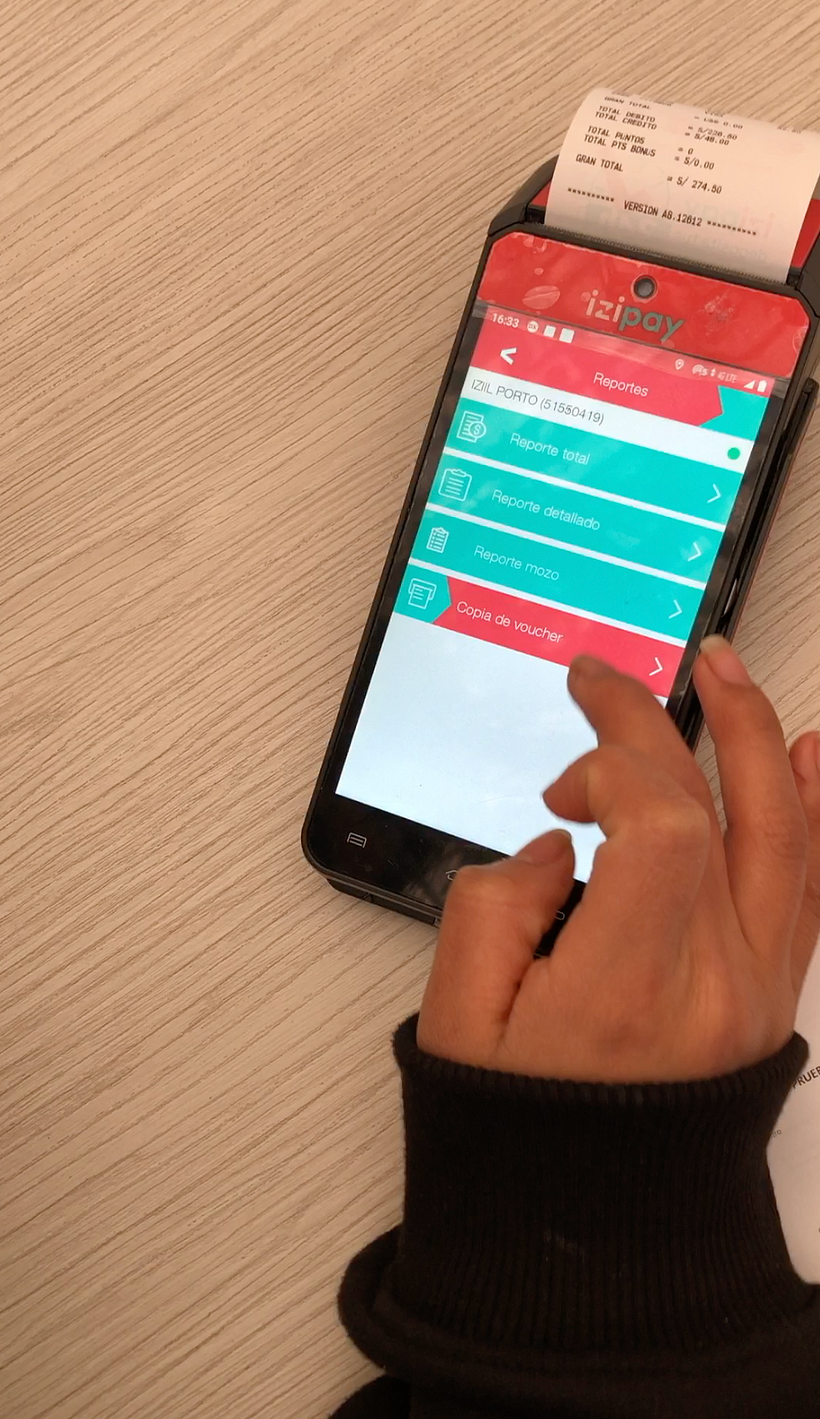 Prueba de usabilidad en terminal de venta táctil en restaurante.